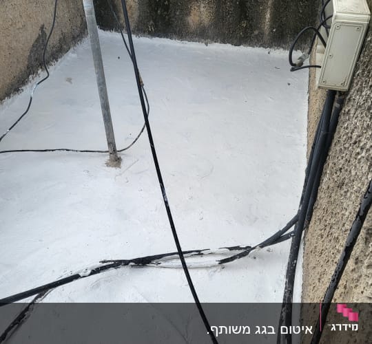 משטח אטום עם כבלים וקופסת חיבורים
